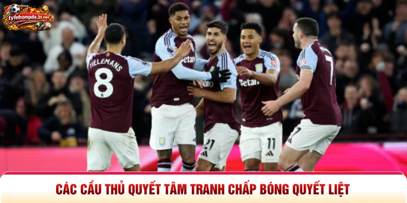 Các cầu thủ quyết tâm tranh chấp bóng quyết liệt